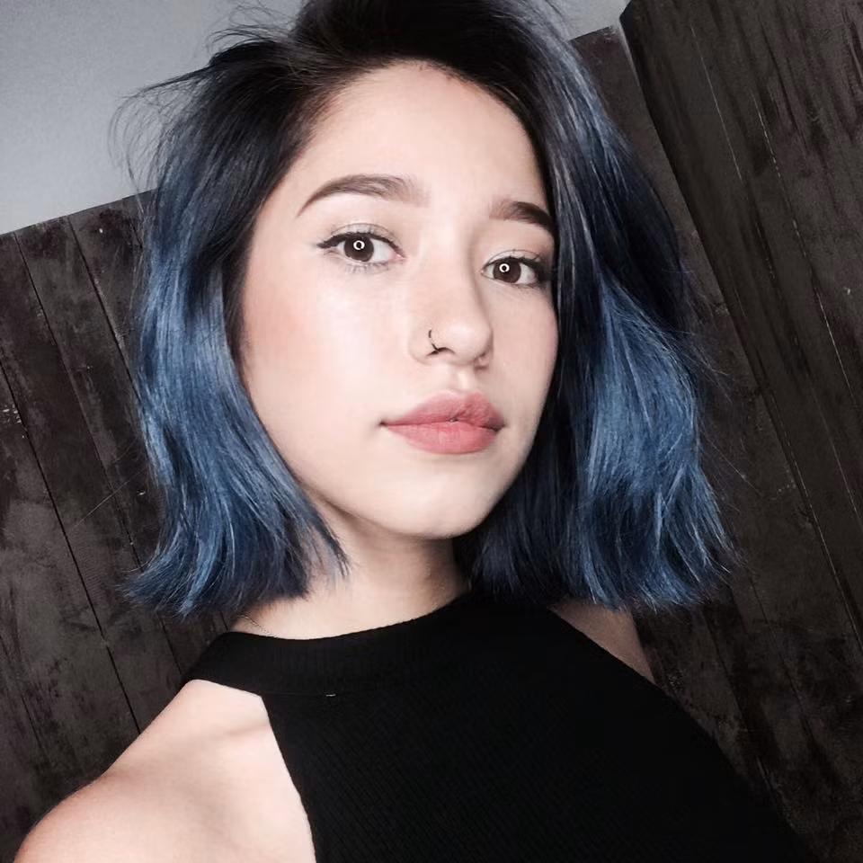 Sở hữu khuôn mặt cá tính, với đôi mắt tròn to, đôi môi dày gợi cảm và làn da trắng, Klaudia Nguyễn thu hút ánh mắt người nhìn ngay lần gặp đầu tiên.