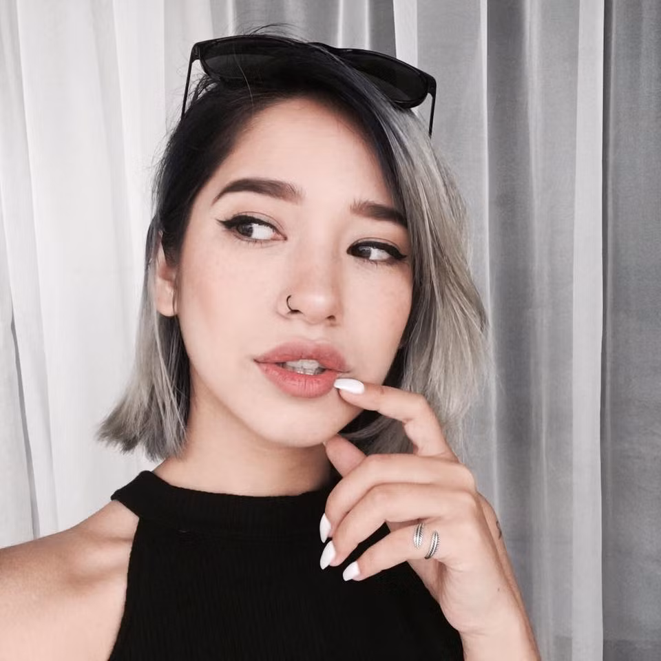 Cô nàng có cái tên khá dài Nguyễn Quốc Klaudia Hải Đường, nickname Klaudia Nguyễn gần đây được nhiều bạn trẻ chú ý tới nhờ vẻ đẹp cá tính. Hot girl lai Việt - Ba Lan này còn là bạn thân "trí cốt" của cô nàng xinh đẹp đình đám trong cộng đồng mạng Việt - Salim.