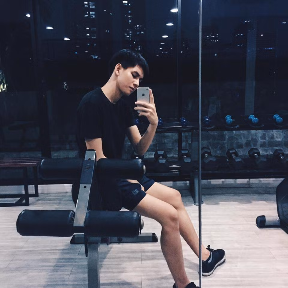 Khi ngắm những bức ảnh của Kittichot Wongsakhorn trong thời gian đi học, nhiều người cả trai không thua gì diễn viên, nhất là khi khoác lên mình tấm áo blouse hay chiếc sơ mi trắng, .