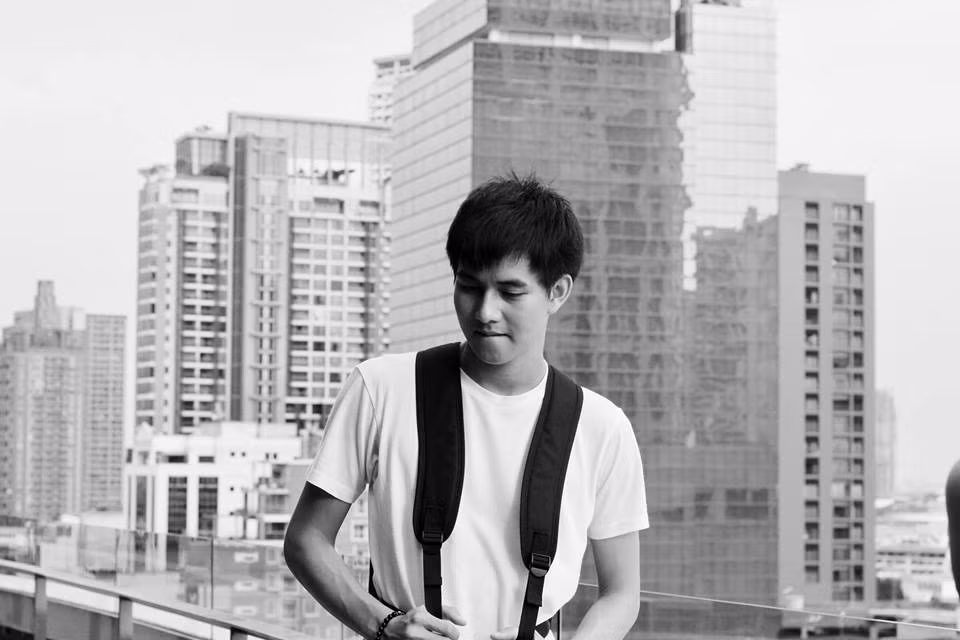 Vẻ đẹp trai, tuấn tú của anh chàng dược sĩ tương lại không chỉ dừng lại ở nội bộ Thái Lan mà mới đây anh đã phủ sóng rất nhiều nước thuộc châu Á trong đó có cả Việt Nam.