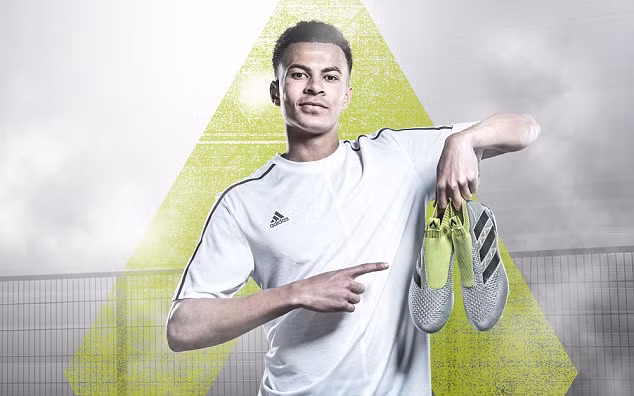 Dele Alli là thần đồng bóng đá cùng với Marcus Rashford được NHM túc cầu nước Anh sẽ trở thành trụ cột của ĐTQG. Cầu thủ này có sự "lì lợm" và khá "tinh quái" trong lối chơi và là sự thay thế hoàn hảo vị trí của Gareth Bale để lại trong đội hình của CLB Tottenham. Ảnh: Adidas.