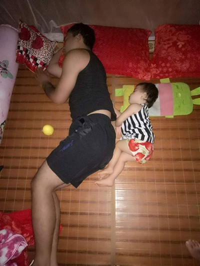 Dáng ngủ trong vô thức cũng hệt nhau. Mới bé tí mà cũng bắt chước được dáng ngủ bá đạo của bố.