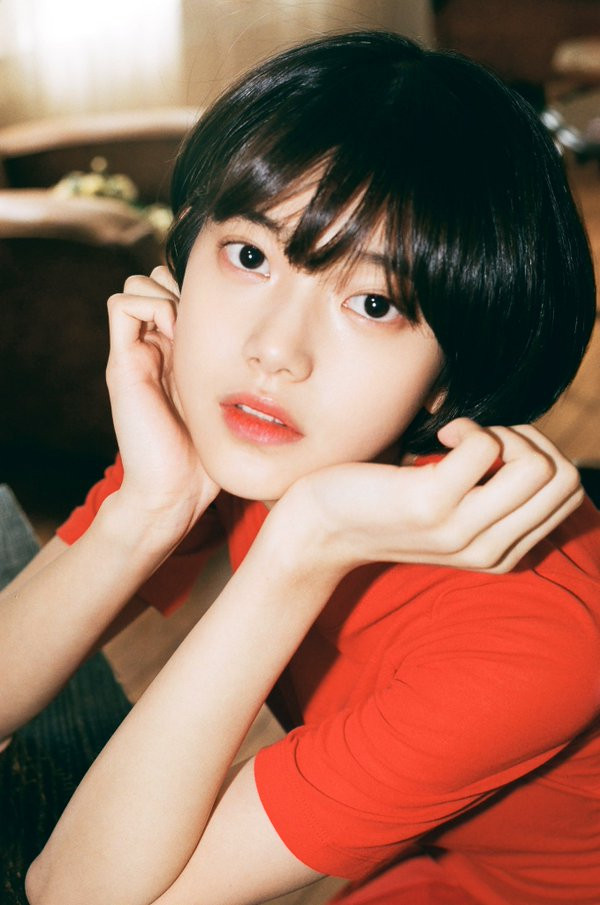 Min Seo nhận được nhiều sự chú ý nhờ hit đình đám "Yes", kết hợp với nhạc sĩ, ca sĩ Yoon Jong Shin, thống trị bảng xếp hạng Melon trong suốt nhiều tuần qua.