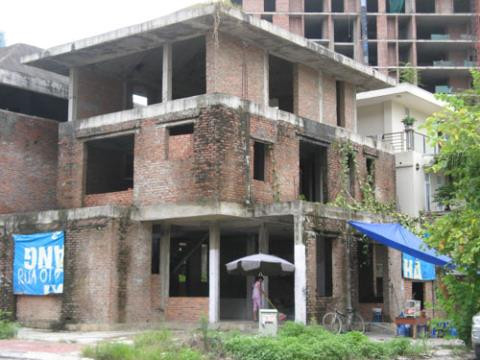 Nhiều biệt thự bỏ hoang dân lao động tận dụng làm nơi ở, kinh doanh.