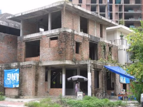 Nhiều biệt thự bỏ hoang dân lao động tận dụng làm nơi ở, kinh doanh.