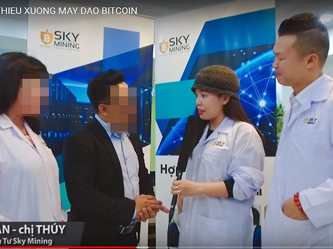 Nhà đầu tư trong một lần đến thăm Công ty Sky Mining. (Ảnh cắt ra từ YouTube)
