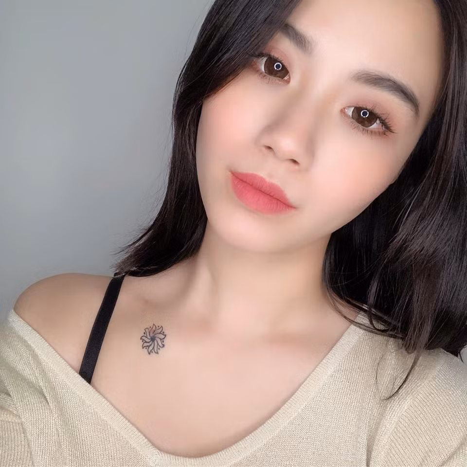 Linh Miu được biết đến như 1 " nữ hoàng phản cảm" với những bộ ảnh thiếu vải cùng với đó là những clip hài khá nhảm nhí. Thời gian gần đây Linh Miu ít tạo tai tiếng trên MXH mà tập trung vào diễn xuất, nhưng vừa qua bất ngờ đăng tải dòng trạng thái về vụ việc của người bạn diễn mà cô nàng đã từng hợp tác diễn viên Cu Thóc khi anh chàng lao lý.