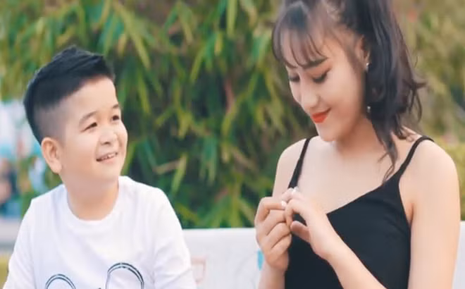 Linh Miu (tên thật là Vũ Mỹ linh) cô nàng hotgirl đình đám nổi tiếng nhờ những tai tiếng trong chuyện tình cảm với Hữu Công và đặc biệt trong những bộ ảnh, clip hài nhảm nhí.