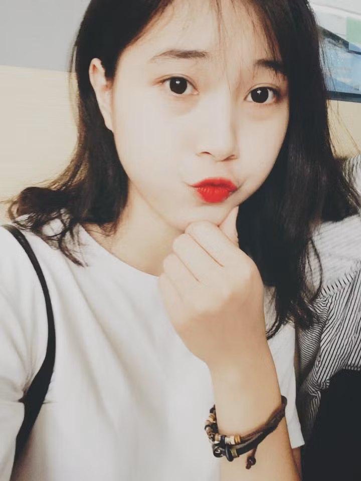 Ngoài bóng chuyền, Thu Huyền cũng rất mê âm nhạc và nghệ thuật. Cô thường xuyên post lên trang cá nhân của mình những gương mặt nghệ sỹ cô thần tượng, đặc biệt là diễn viên Trung Quốc Yang Yang.