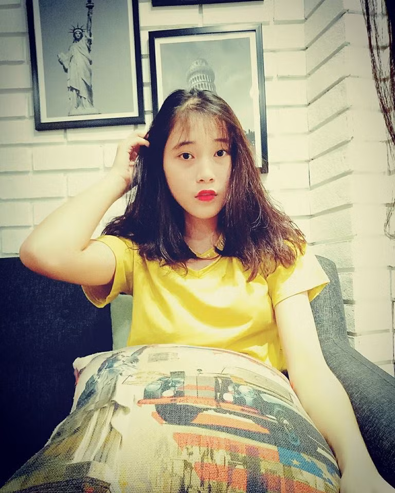 Sở hữu gương mặt xinh đẹp, nụ cười tươi, Thu Huyền còn gây chú ý với vóc dáng chuẩn, chiều cao 1,74 m.