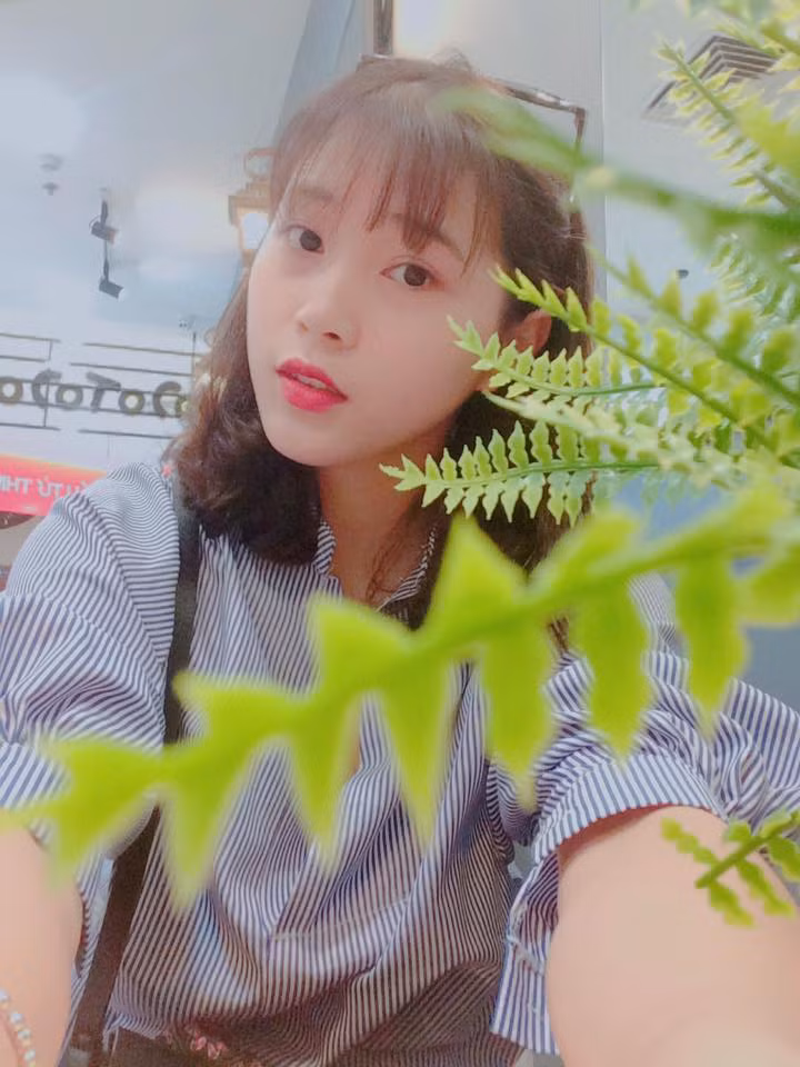 Huyền Đặng thường xuyên chụp ảnh selfie nhí nhảnh và đăng tải lên trang cá nhân như bạn bè đồng trang lứa khác.