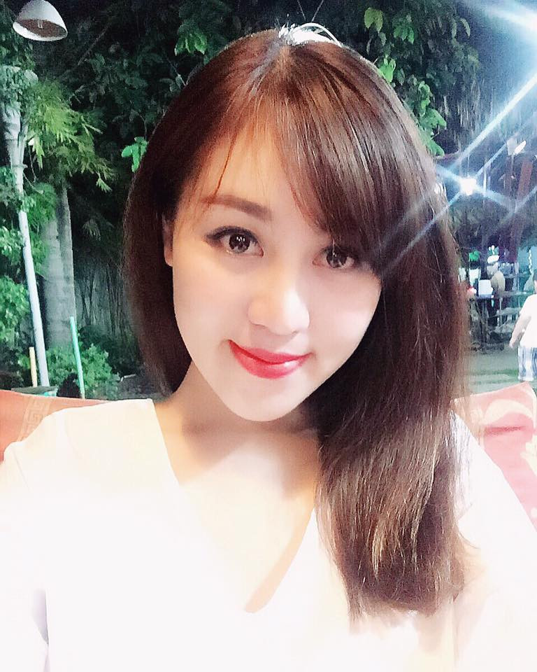 Những ngày qua trên mạng xã hội, xôn xao với thông tin về việc ông Đỗ Trọng Hưng - Phó bí thư Thanh Hóa có "bồ nhí". Dù thông tin này vẫn đang được xác thực nhưng đã khiến một lần nữa cộng đồng mạng phải dậy sóng và nhanh chóng, cô gái gái bị đồn là "bồ nhí" Phó Bí thư Thanh Hóa đã được tìm ra khiến nhiều người phải bất ngờ.