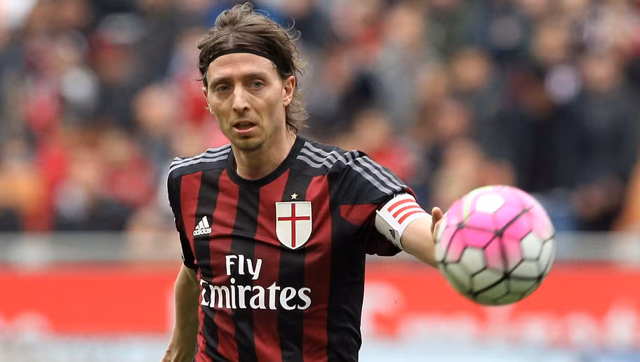 Riccardo Montolivo từng là một trong những trung vệ nổi bật nhất thế giới nhưng ngôi sao của tuyển Ý liên tục gặp phải chấn thương khiến anh không thể nào trở lại phong độ đỉnh cao của mình. AC Milan vẫn đang cân nhắc việc gia hạn hợp đồng với người đội trưởng 31 tuổi của họ.