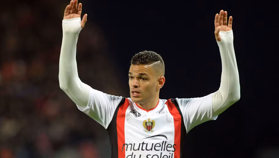 Thi đấu khá ấn tượng ở Nice mùa này nhưng Ben Arfa vẫn không được đội bóng Pháp trao bản hợp đồng mới. Theo tiết lộ của tiền đạo người Pháp, anh đã nhận được lời đề nghị từ 18 câu lạc bộ khác nhau.