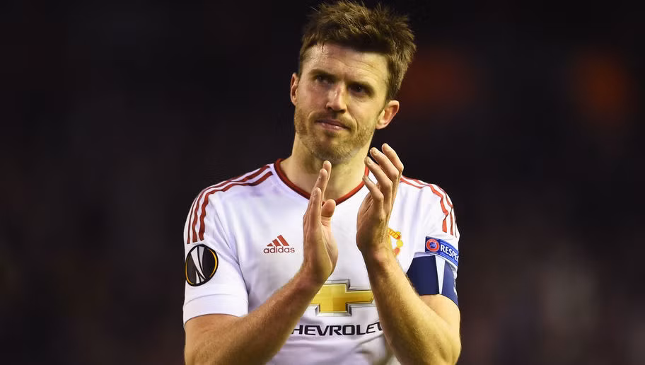 Carrick đã chơi trận cuối cùng của mình tại Old Trafford sau khi Ngoại hạng Anh kết thúc. Bản thân công thần người Anh muốn được ở lại cùng các đồng đội nhưng phía ban lãnh đạo của Man United chưa có động thái có thể nào về việc này.