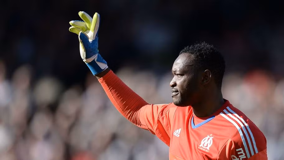 Đứng trong khung gỗ của đội hình những ngôi sao bóng đá sẽ được các CLB mua không tốn một đồng phí chuyển nhượng là thủ thành Steve Mandanda của CLB Marseille. Gia nhập Marseille từ năm 2007, tuyển thủ người Pháp đã có hơn 400 lần khoác áo đội bóng thành phố cảng. Việc đáo hạn hợp đồng có thể sẽ khiến thủ thành 31 tuổi này sẽ rời Vellodrome trong Hè này.