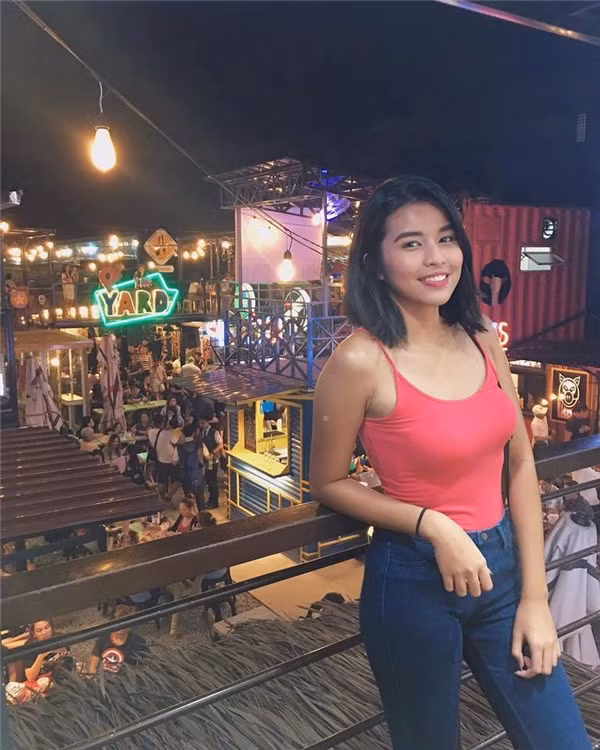 Trường hợp được dân mạng "khai quật" mới nhất nhờ quá trình "dậy thì thành công" đó là cô gái có tên Aleksis Corbi người Philippines. Sở hữu quá khứ đen nhẻm, gầy gò và niềng răng nhưng sau một thời gian, cô nàng hot girl này đã thoát xác để có ngoại hình khiến nhiều người phải tán thưởng.