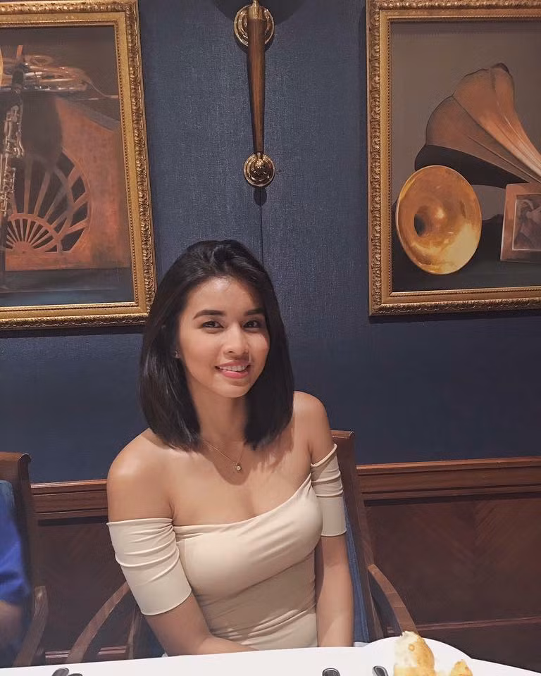 Dù có quá khứ kém xinh với nước da đen nhẻm, nụ cười “niềng răng” nhưng khi trở thành thiếu nữ thực sự, cô nàng hot girl 19 tuổi mới thật sự “lột xác”, sở hữu khuôn mặt cực khả ái và thu hút.