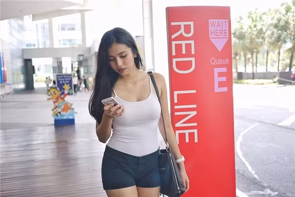 Aleksis Corbi (19 tuổi) đang theo học ngành Quản lý Du lịch tại Đại học De La Salle-Dasmarinas sau một thời gian tuổi thơ kém xinh, cô nàng này đã thay đổi hoàn toàn với hình tượng sexy, quyến rũ cùng nụ cười kẹo ngọt.