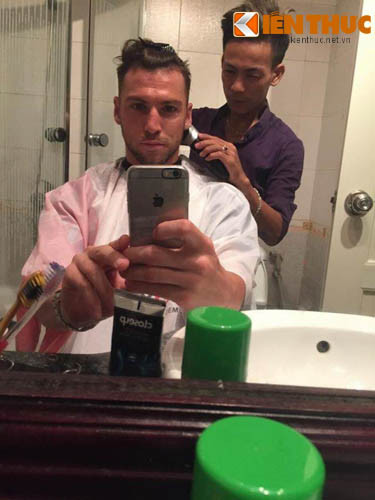 Tuy bất đồng ngôn ngữ với ngoại binh này, nhưng Hữu Lộc đã nhanh trí sử dụng công cụ google dịch để giao tiếp.