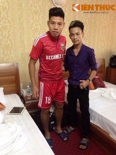 Chia sẻ với phóng viên Kiến Thức về cái duyên tới nghề cắt tóc, Lộc cho biết: “Mình thích thiết kế tóc từ nhỏ nên mình đã theo học nghề này. Thêm nữa, tính của mình cũng thích điệu đà nên mình lại càng quyết tâm hơn để học và theo nghề này”.