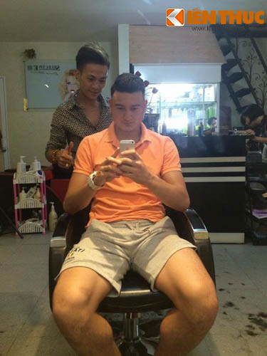 Hữu Lộc sinh năm 1992, quê Quảng Ngãi. Lộc bắt đắt đầu học và làm nghề cắt tóc cách đây hai năm tại Đà Nẵng.