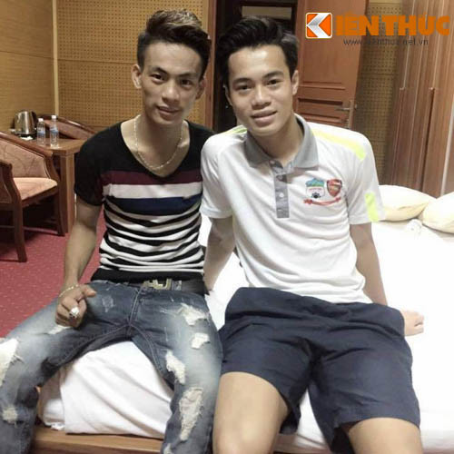 "Cây kéo vàng" Hữu Lộc chụp ảnh cùng Văn Toàn (CLB HAGL). Ảnh nhân vật cung cấp.