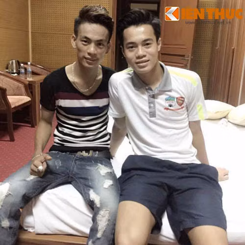 "Cây kéo vàng" Hữu Lộc chụp ảnh cùng Văn Toàn (CLB HAGL). Ảnh nhân vật cung cấp.