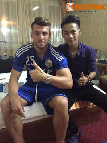 Hữu Lộc cắt tóc cho khá nhiều cầu thủ nội ở V.League. Nhưng mới đây, tay kéo vàng này cũng đã thực hiện cho ngoại binh đầu tiên tại V.League đó là Marko Simic của B.Bình Dương khi cầu thủ này có chuyến hành quân ra Hà Nội trong trận đấu giữa Hà Nội T&amp;T và B. Bình Dương trên sân Hàng Đẫy.