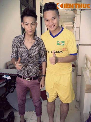 Thường thường, Hữu Lộc hay cắt tóc cho các cầu thủ tại V.League tại phòng riêng ở khách sạn chứ không phải tại salon tóc nơi mình đang làm việc. Đôi lúc nó cũng có những khó khăn như chỗ ngồi hay nhiều lúc cả Lộc và các cầu thủ đều phải di chuyển các vật dụng trong phòng để lấy chỗ hành nghề. Nhưng đổi lại những lúc như vậy mới cảm nhận được rằng các cầu thủ rất vui vẻ và thân thiện khác hẳn với sự lạnh lùng trên sân.