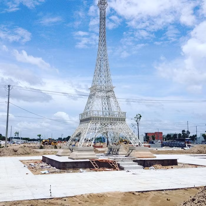 Tháp Eiffel - Pháp, một công trình là biểu tượng của kỉ nguyên kim loại cho con người.