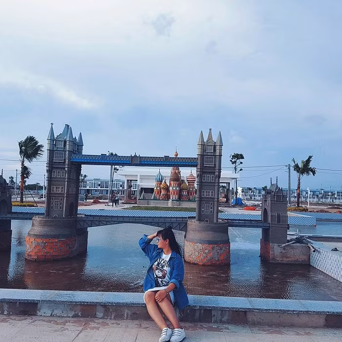 Các bạn trẻ quanh khu vực rất háo hức check in bên các mô hình.