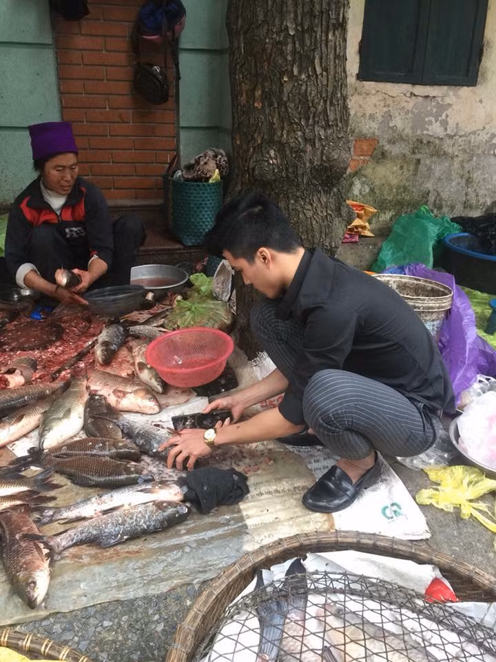 Nhiều dân mạng tỏ ra nghi ngờ rằng đây chỉ là một bức ảnh mang tính làm màu của nhân vật nhưng chính chủ nhân của nó đã khẳng định rằng đây là sự thật. Cùng với đó tiết lộ luôn danh tính của anh chàng hot boy bán cá xuất hiện trong bức ảnh.