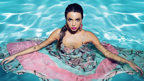 Cô có 92.100 người theo dõi trên Twitter, nhiều gấp gần 3 lần so với bạn trai Zaza với hơn 33.000 người hâm mộ.