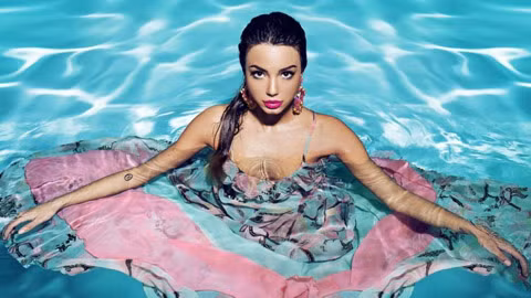 Cô có 92.100 người theo dõi trên Twitter, nhiều gấp gần 3 lần so với bạn trai Zaza với hơn 33.000 người hâm mộ.