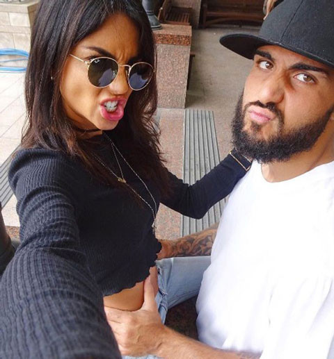 Sang Anh, Simone Zaza chắc chắn sẽ bị châm chọc bởi anh là tội đồ của ĐT Italia kỳ Euro vừa qua khi sút hỏng penalty trong trận tứ kết với Đức, lường trước được mọi việc cô bạn gái của anh đã dữ dằn tuyên bố trên trang cá nhân của mình rằng: "Đừng đùa với chúng tôi."