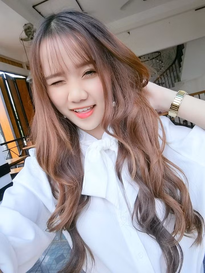 Theo chia sẻ của Minh Hoàng, cô bắt đầu kinh doanh từ 2 năm trước tức là khi còn ngồi trên ghế trường THPT, trải qua rất nhiều khó khăn, bỡ ngỡ trong thương trường, cô chủ nhỏ người Bình Dương này học hỏi được nhiều kinh nghiệm và bài học quý giá để có được thành công như ngày hôm nay.