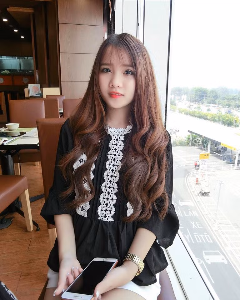 Nguyễn Thị Minh Hoàng là cô gái đến từ Bình Dương được biết đến không chỉ bởi tài năng kinh doanh mà còn bởi nhan sắc xinh đẹp khiến nhiều anh chàng phải nghiêng ngả ngắm nhìn.