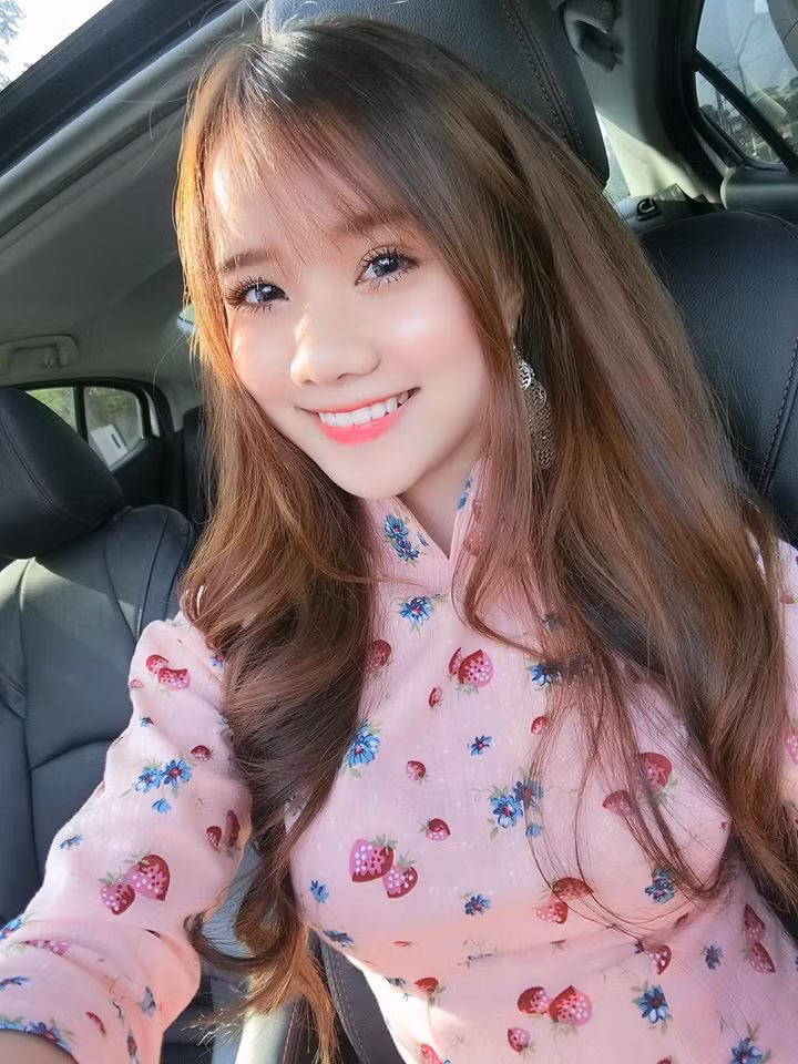 Tài năng kinh doanh là vậy nhưng nhiều người nhớ đến Minh Hoàng, cô chủ nhỏ của shop online trên mạng nhờ vẻ xinh xắn, dễ thương của thiếu nữ thuở đôi mươi.