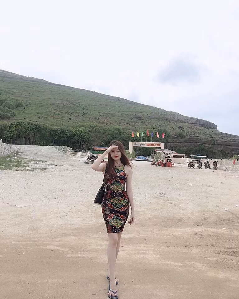 Mai Khanh sở hữu một mái tóc dài thướt tha cùng thân hình gợi cảm nên dù diện trang phục đơn giản, nhìn cô nàng 21 tuổi này vẫn vô cùng nổi bật.