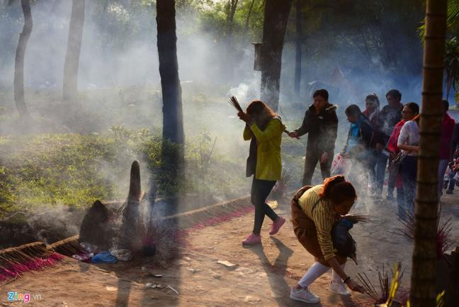 Thắp hương bừa bãi mọi địa điểm cũng là một hình ảnh vô cùng xấu được dân mạng đăng tải mới đây. Ảnh: Zing.vn