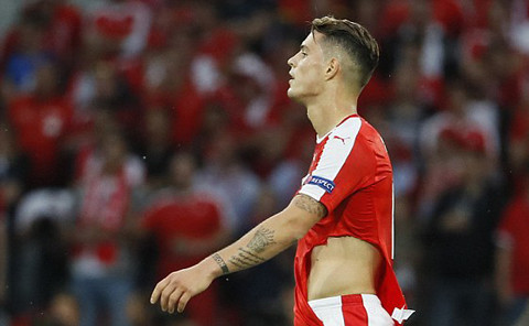 Cũng trong trận đấu giữa Pháp và Thụy Sỹ, khán giả có mặt trên SVĐ Pierre Mauroy chứng kiến một sự cố hy hữu tới từ chiếc áo đấu của ĐT Thụy Sỹ. Trong một pha tranh chấp bóng với các cầu thủ Pháp, chiếc áo đấu của Granit Xhaka đã bị rách.