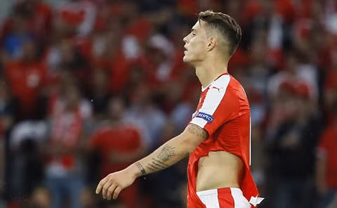 Cũng trong trận đấu giữa Pháp và Thụy Sỹ, khán giả có mặt trên SVĐ Pierre Mauroy chứng kiến một sự cố hy hữu tới từ chiếc áo đấu của ĐT Thụy Sỹ. Trong một pha tranh chấp bóng với các cầu thủ Pháp, chiếc áo đấu của Granit Xhaka đã bị rách.