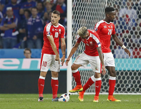 Pha tranh chấp bóng rất mạnh giữa Valon Behrami và Antoine Griezmann trong trận đấu giữa Thụy Sĩ và Pháp đã khiến trái bóng chính thức của VCK Euro 2016 do công ty thể thao lừng danh Adidas thiết kế bị rách tan.