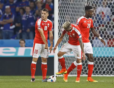 Pha tranh chấp bóng rất mạnh giữa Valon Behrami và Antoine Griezmann trong trận đấu giữa Thụy Sĩ và Pháp đã khiến trái bóng chính thức của VCK Euro 2016 do công ty thể thao lừng danh Adidas thiết kế bị rách tan.