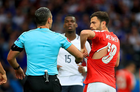 Thống kê có tới 4 cầu thủ Thụy Sĩ bị rách áo đấu là Blerim Dzemaili, Admir Mehmedi, Breel Embolo và Granit Xhaka. Đây có lẽ là sự việc hy hữu nhất trong lịch sử Euro.