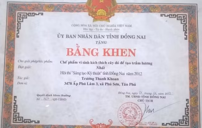 Phòng khách gia đình của người nông dân thành nơi trưng bày sản phẩm từ trầm