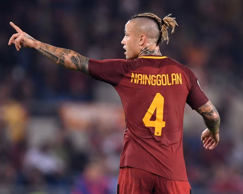 Conte thừa nhận mua hụt Nainggolan: Trong cuộc trả lời phỏng vấn trước cuộc thư hùng với AS Roma, HLV Conte lên tiếng xác nhận, ông đã cố gắng đưa Nainggolan về sân Stamford Bridge hồi hè nhưng bất thành. Sau khi bán Matic cho M.U, Conte khao khát chiêu mộ tiền vệ người Bỉ thay thế. Nhưng rốt cuộc, ông đành phải quay sang phương án dự phòng Danny Drinkwater.