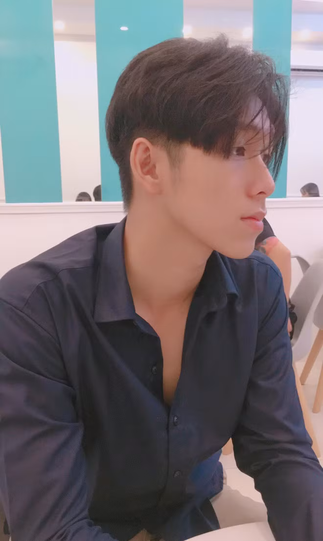 Minh Phát sở hữu ngoại hình điển trai với khuôn mặt nam tính ưa nhìn, làn da trắng mịn, cùng mái tóc bổ luống theo kiểu nam thần học đường. Bên cạnh đó, trong những bức ảnh của mình, hot boy Sài thành có cách ăn mặc vô cùng thư sinh, khiến các cô nàng "đổ" rầm rầm.