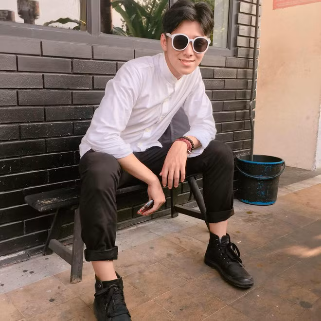 Bức ảnh "ngày ấy - bây giờ" của anh chàng điển trai khiến dân mạng đồng ý rằng cậu chàng giữ vững phong độ, bé đã đẹp lớn lên lại còn đẹp xuất sắc hơn.